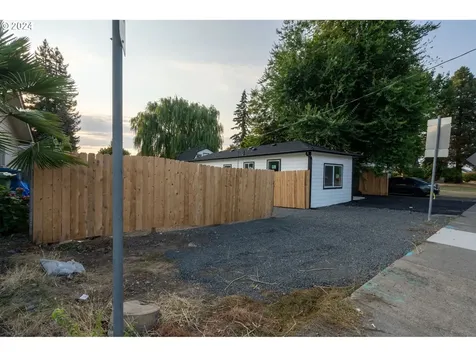 529 N Settlemier Avenue Woodburn OR 97071