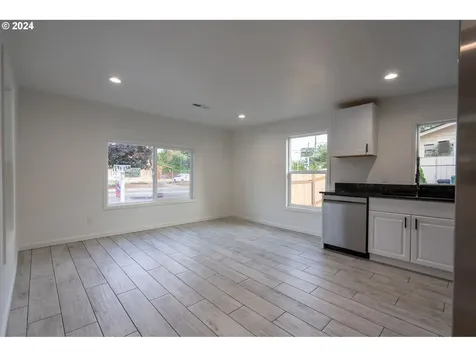 529 N Settlemier Avenue Woodburn OR 97071