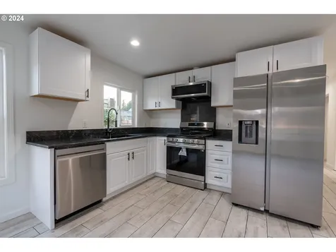 529 N Settlemier Avenue Woodburn OR 97071