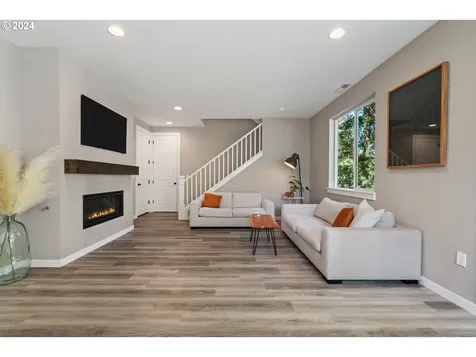 1528 NE 12th Place Canby OR 97013