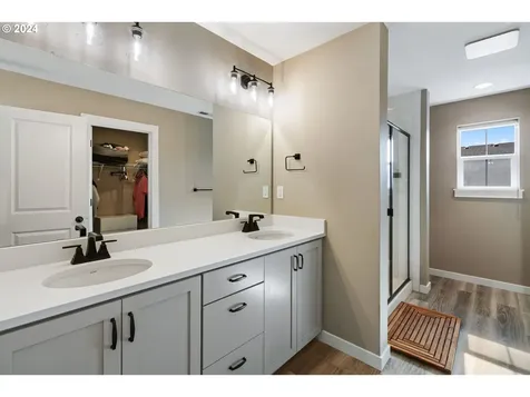 1528 NE 12th Place Canby OR 97013