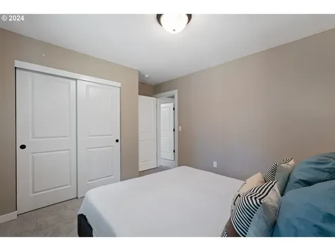 1528 NE 12th Place Canby OR 97013