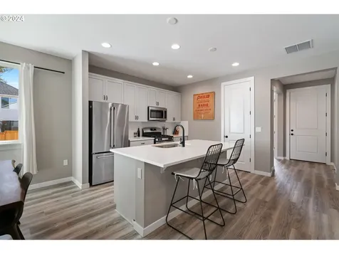 1528 NE 12th Place Canby OR 97013