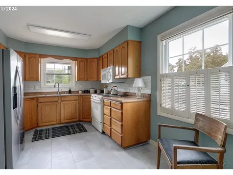 9025 Se Mill Street Portland OR 97216