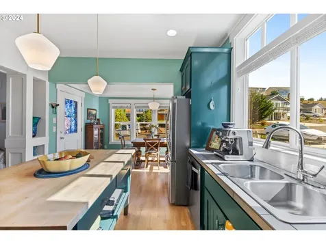 4183 SE Jetty Avenue Lincoln City OR 97367