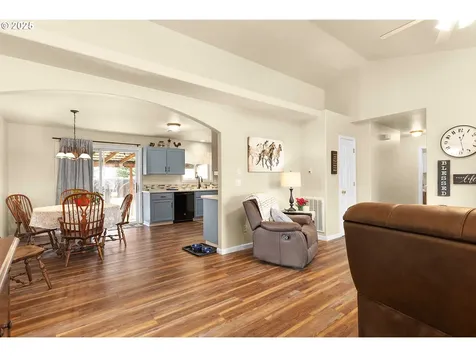 310 NW Elizabeth Avenue Winston OR 97496