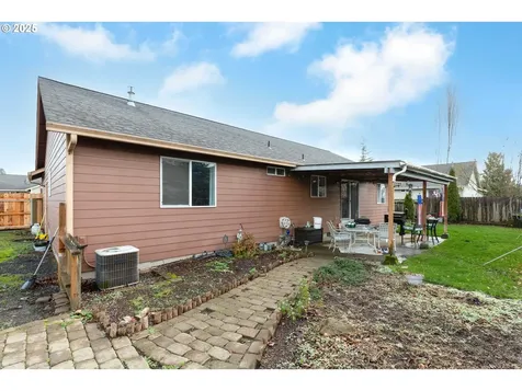 310 NW Elizabeth Avenue Winston OR 97496