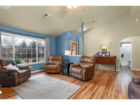 310 NW Elizabeth Avenue Winston OR 97496