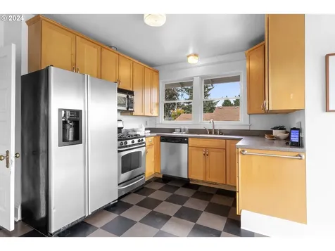 8224 SW 7th Avenue Portland OR 97219