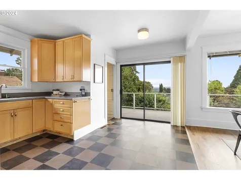 8224 SW 7th Avenue Portland OR 97219