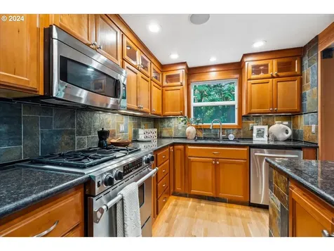 880 SW 61st Drive Portland OR 97221