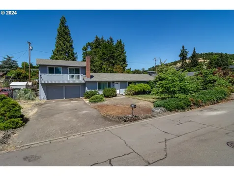 2166 Nw Luth Street Roseburg OR 97471