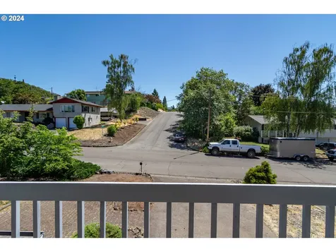 2166 Nw Luth Street Roseburg OR 97471