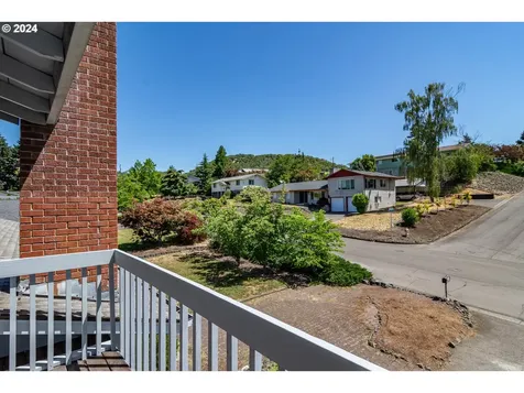 2166 Nw Luth Street Roseburg OR 97471