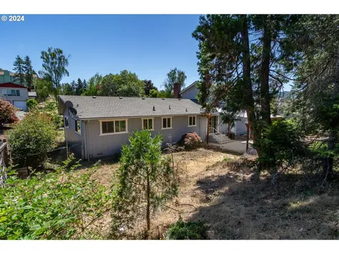 2166 Nw Luth Street Roseburg OR 97471