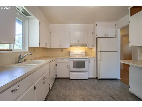 2166 Nw Luth Street Roseburg OR 97471