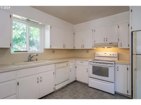 2166 Nw Luth Street Roseburg OR 97471