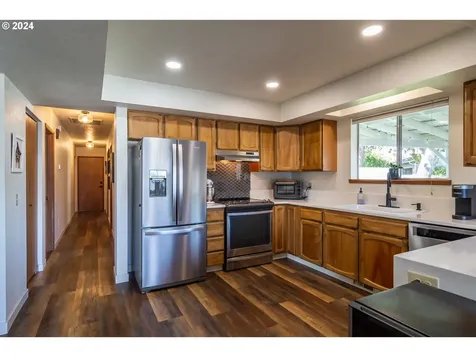 622 Se Parkway Drive Winston OR 97496