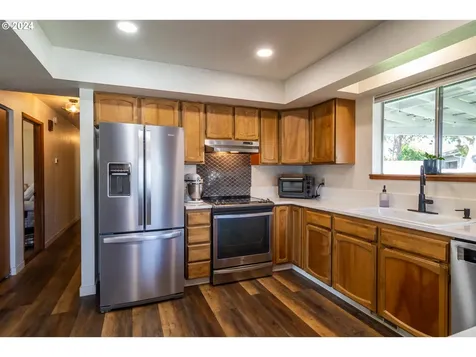 622 Se Parkway Drive Winston OR 97496
