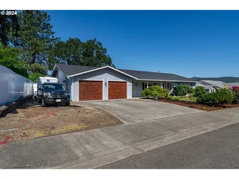 622 Se Parkway Drive Winston OR 97496