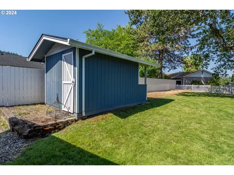 622 Se Parkway Drive Winston OR 97496