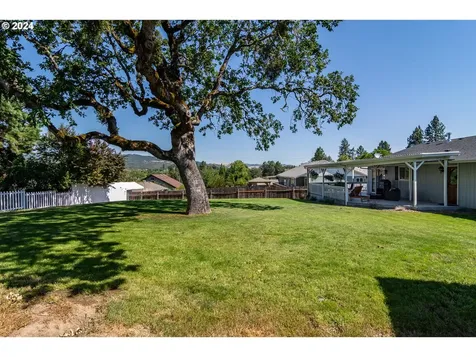 622 Se Parkway Drive Winston OR 97496