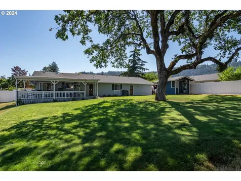 622 Se Parkway Drive Winston OR 97496