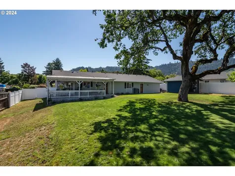 622 Se Parkway Drive Winston OR 97496