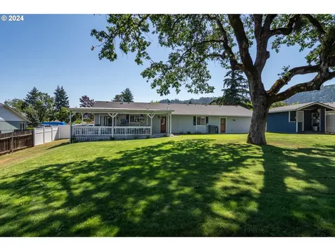 622 Se Parkway Drive Winston OR 97496