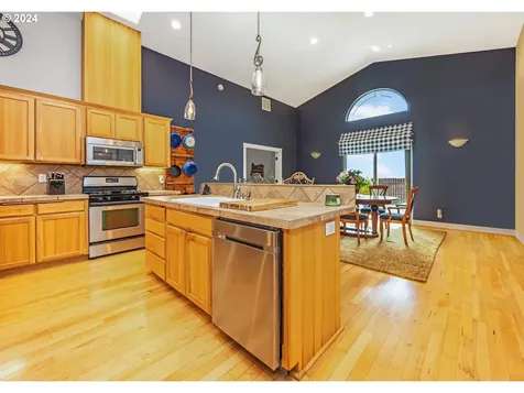 1076 Applegate Place Harrisburg OR 97446