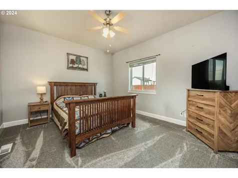 1076 Applegate Place Harrisburg OR 97446