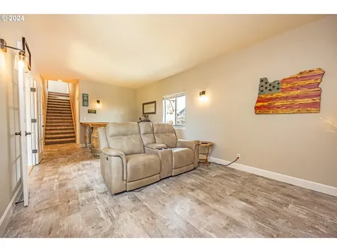 1076 Applegate Place Harrisburg OR 97446
