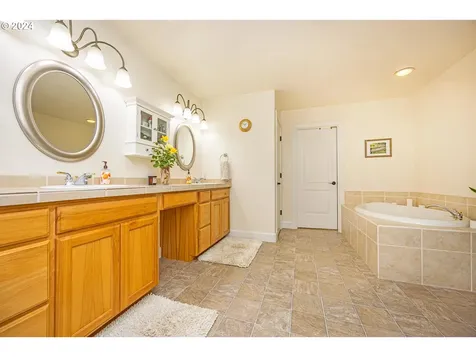1076 Applegate Place Harrisburg OR 97446