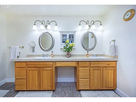 1076 Applegate Place Harrisburg OR 97446