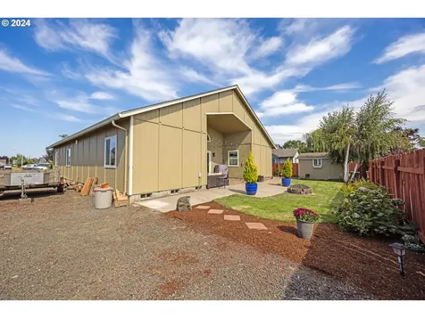 1076 Applegate Place Harrisburg OR 97446