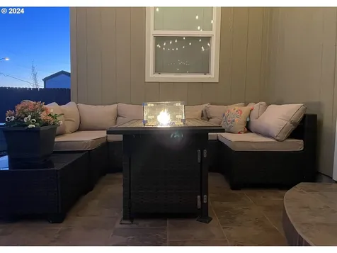 1076 Applegate Place Harrisburg OR 97446