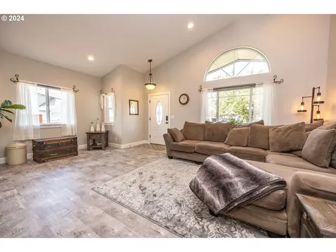1076 Applegate Place Harrisburg OR 97446