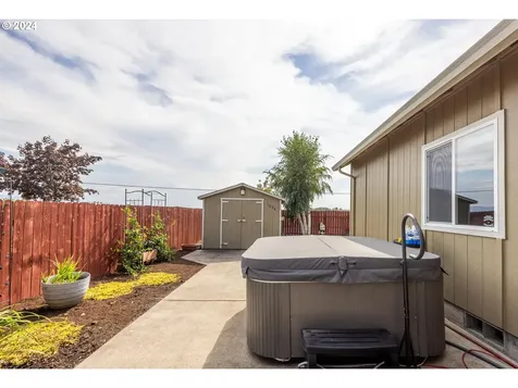 1076 Applegate Place Harrisburg OR 97446