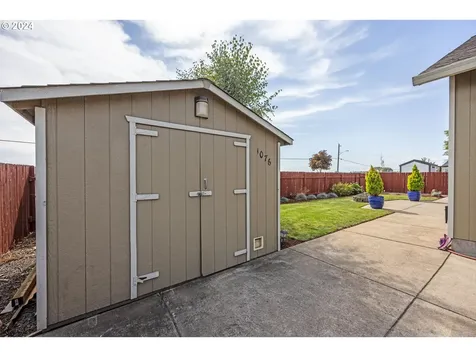 1076 Applegate Place Harrisburg OR 97446