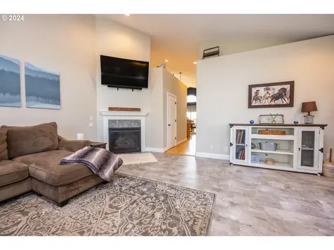 1076 Applegate Place Harrisburg OR 97446