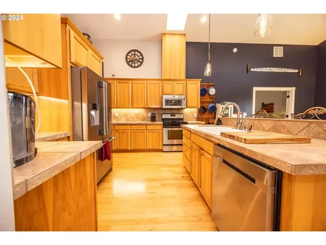 1076 Applegate Place Harrisburg OR 97446