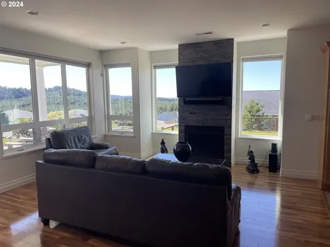 1174 Nautical Lane Coos Bay OR 97420