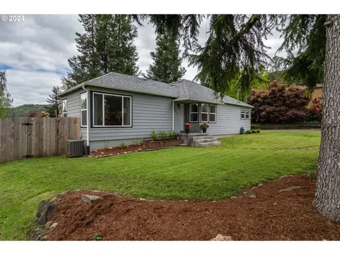 853 W Rainbow Street Roseburg OR 97471