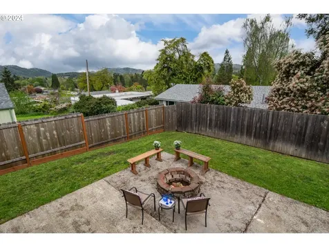 853 W Rainbow Street Roseburg OR 97471