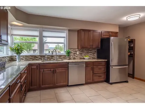 853 W Rainbow Street Roseburg OR 97471