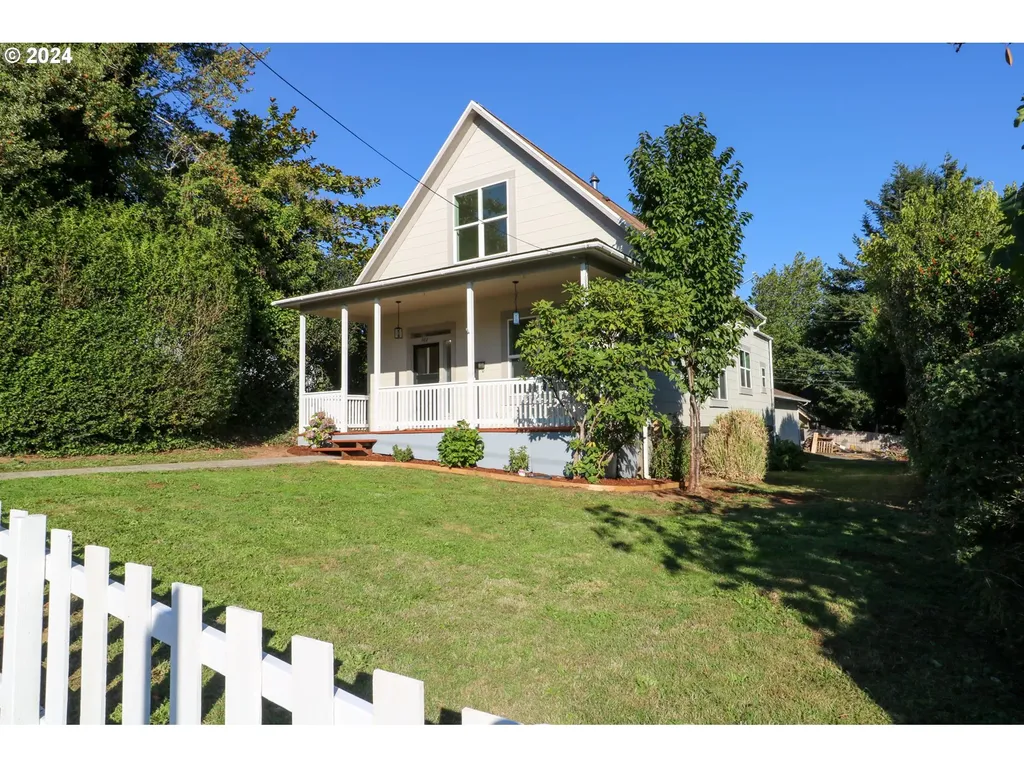 982 S 8th Street Coos Bay OR 97420