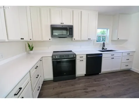 982 S 8th Street Coos Bay OR 97420