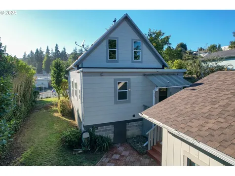 982 S 8th Street Coos Bay OR 97420