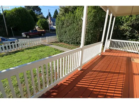 982 S 8th Street Coos Bay OR 97420