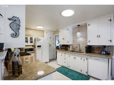6521 Sw Harbor Avenue Lincoln City OR 97367